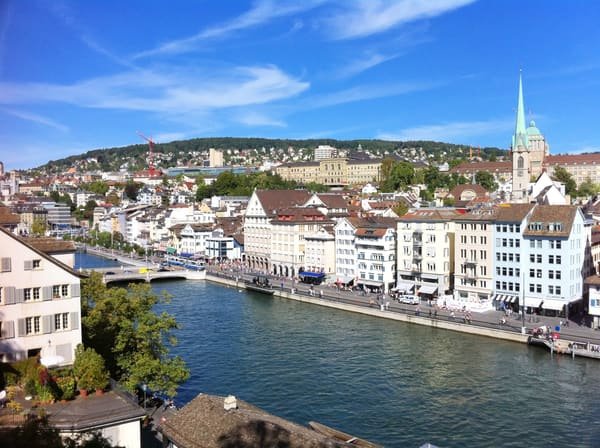 Zurich vue depuis le Lindenhof : la Limmat, les quais et les toits de la vieille ville